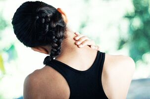 Desconforto com movimentos no pescoço é um sintoma de osteocondrose