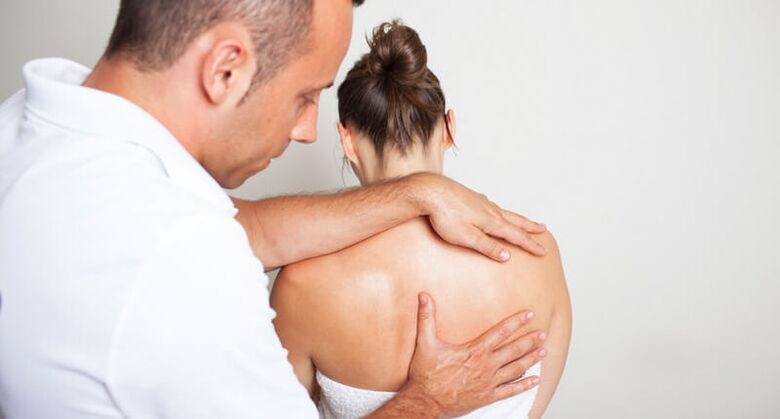 exame e massagem nas costas por um especialista