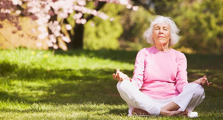 mulher idosa meditando com artrose do quadril